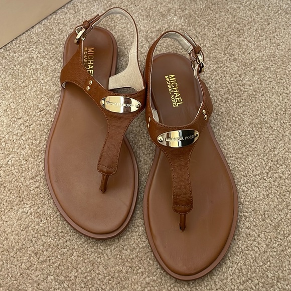 7 1/2 leather thong MK sandals - Picture 1 of 2